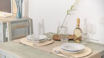 Apartamento, vários quartos, sacada, vista para a piscina | Opções para refeição