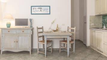 Apartamento, sacada, vista para a piscina | Parte interna