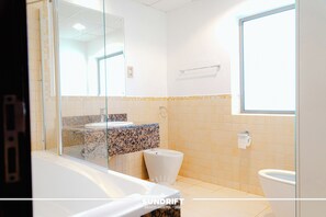 Separate bathtub and shower, hair dryer, towels, toilet paper - Sundrift Dubai Hostel (Dubai)