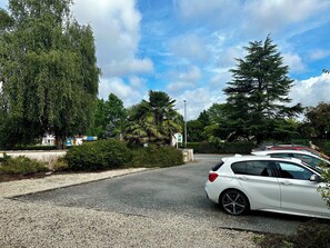 Free self parking - Résidence Les Roussets (Jonzac)