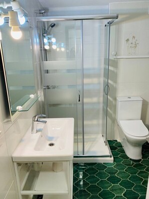 Kostenlose Toilettenartikel, Haartrockner, Handtücher, Seife