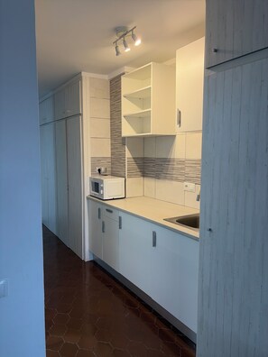 Fridge, microwave, stovetop, coffee/tea maker