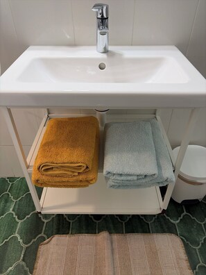 Articles de toilette gratuits, sĂšche-cheveux, serviettes fournies, savon