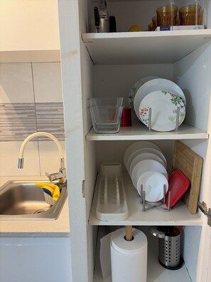 Réfrigérateur, micro-ondes, plaque de cuisson, cafetiÚre/bouilloire