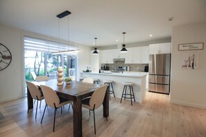 Luxury Condo (Le 105) | Dapur peribadi | Peti sejuk/penyejuk beku saiz penuh, cerek elektrik, pembakar roti 