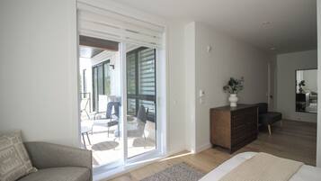 Le 200 | Premium bedding, soundproofing, iron/ironing board, rollaway beds