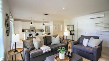 Le 305 | Living area | Smart TV