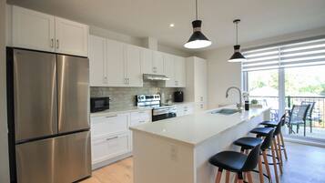 Le 301 | Private kitchen | Full-size fridge, electric kettle, toaster, paper towels
