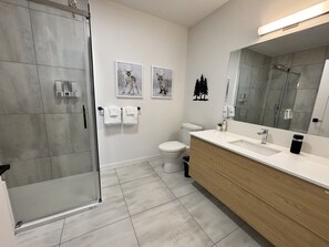 Le 205 | Bathroom | Separate tub and shower, hair dryer, bathrobes, towels - Le 800 (Mont-Tremblant)