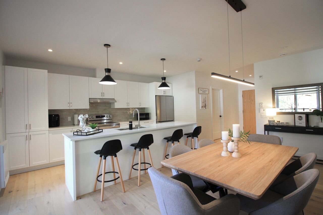 Le 305 | Private kitchen | Full-size fridge, electric kettle, toaster, paper towels