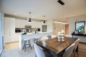Luxury Condo (Le 105) | Dapur peribadi | Peti sejuk/penyejuk beku saiz penuh, cerek elektrik, pembakar roti 
