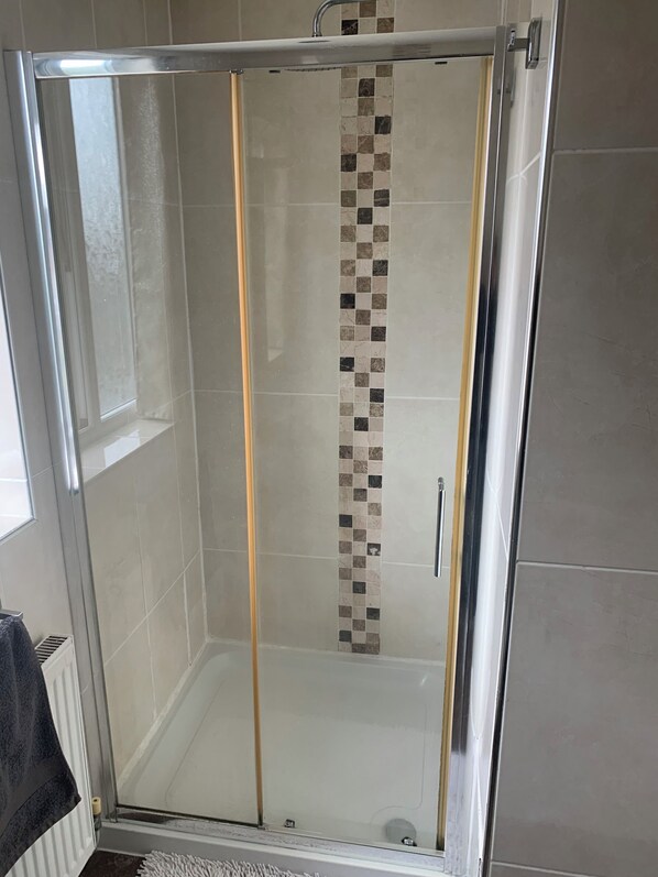 Dusche, Handtücher, Seife, Toilettenpapier