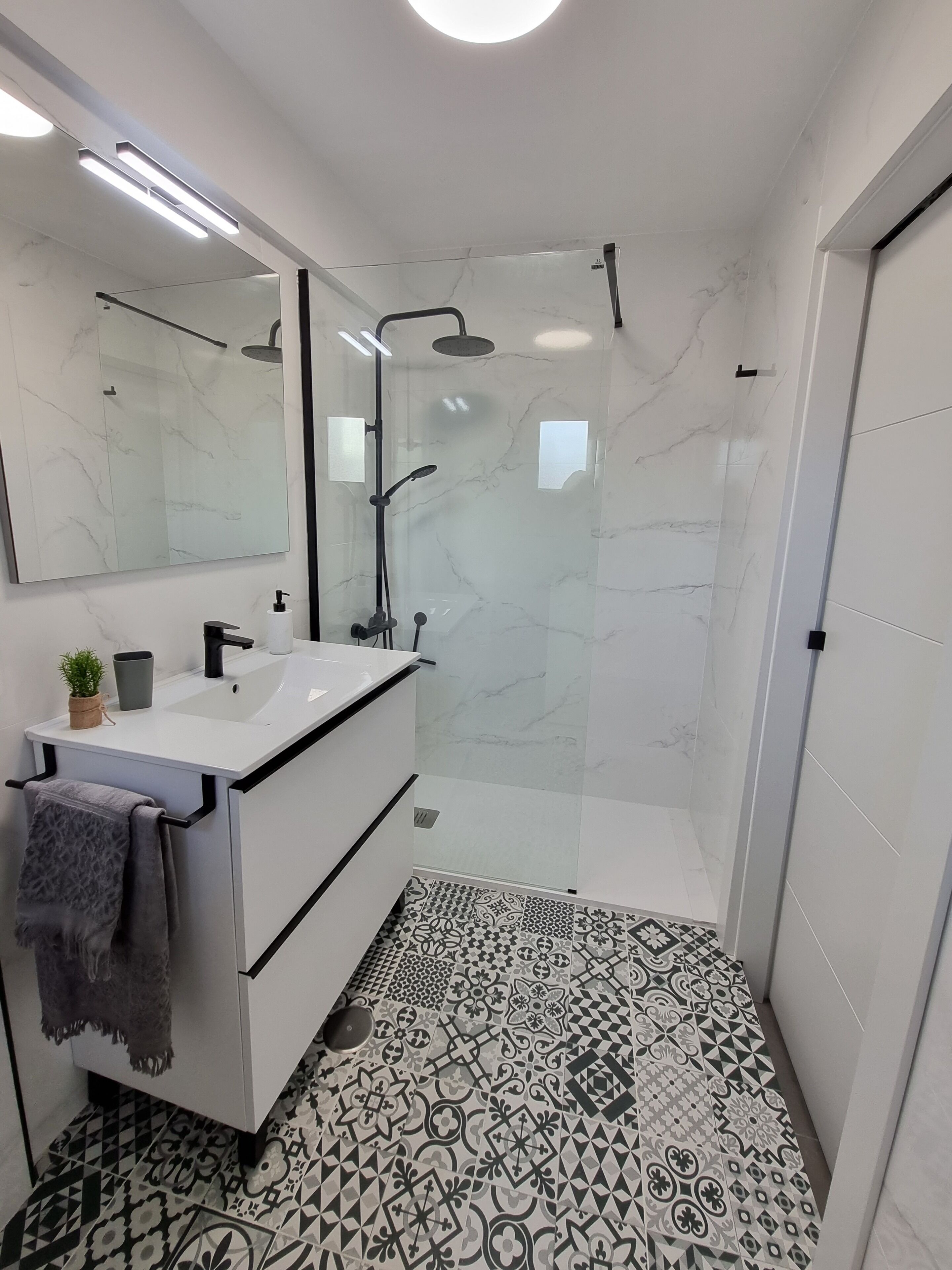 Een douche, een haardroger, een bidet, handdoeken