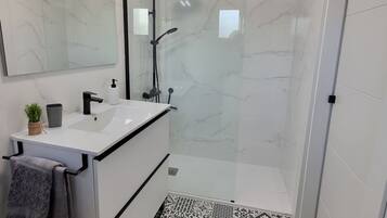 Een douche, een haardroger, een bidet, handdoeken