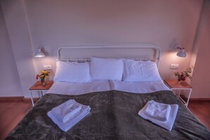Deluxe-Doppelzimmer, Balkon, Bergblick | Hochwertige Bettwaren, Daunenbettdecken, Schreibtisch