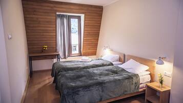 Twin Room, Mountain View | Premium bedding, down comforters, desk, laptop workspace