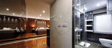 Deluxe Room | In-room safe, free WiFi, bed sheets