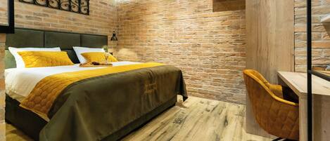 Deluxe Studio Suite | In-room safe, free WiFi, bed sheets