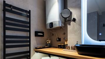 Deluxe Studio Suite | Bathroom