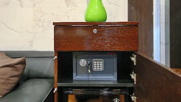 豪華客房 | 房內夾萬、免費 Wi-Fi