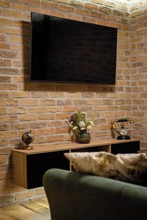 华丽开间套房 | 起居区 | 平板电视