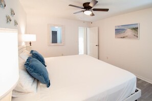 3 Schlafzimmer, Schreibtisch, Bügeleisen/Bügelbrett, Reisekinderbett