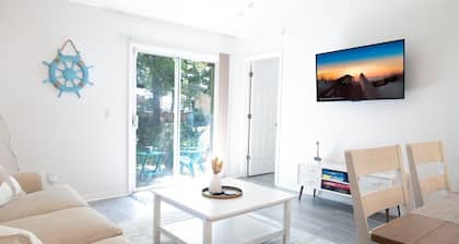 Spacious 3-bedroom house with A/C, heat, wi-fi, in peaceful setting by the river