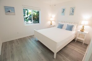 3 bedrooms, desk, iron/ironing board, travel crib