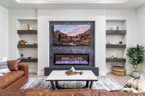 Living area - ATV Parking, Sleeps 14! Private Spa (Hurricane)