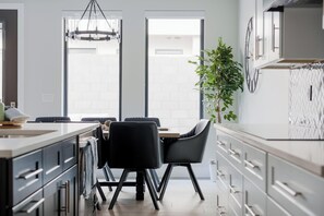 Dining - ATV Parking, Sleeps 14! Private Spa (Hurricane)