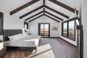 8 bedrooms, travel cot, WiFi, bed sheets