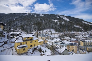 A snow-covered town with buildings and a mountain in the background. - Apartment in Salzburg Near Ski-lift (Bad Gastein)