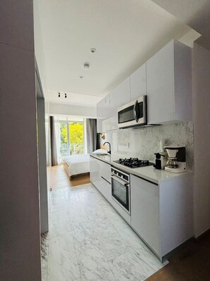 Réfrigérateur, micro-ondes, four, plaque de cuisson