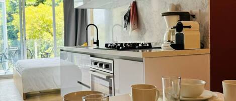 Réfrigérateur, micro-ondes, four, plaque de cuisson