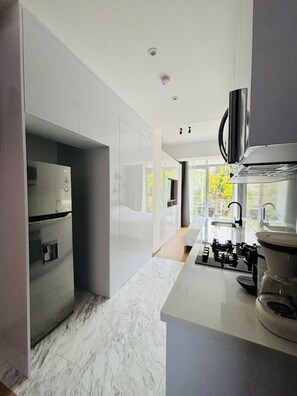 Réfrigérateur, micro-ondes, four, plaque de cuisson