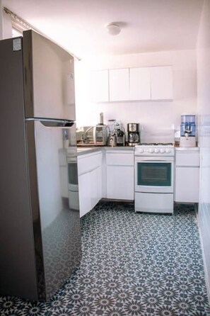 Refrigerador, microondas, horno y parrilla de estufa