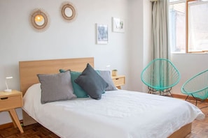 4 habitaciones, escritorio, tabla de planchar con plancha y wifi