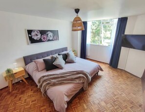 4 Schlafzimmer, Schreibtisch, Bügeleisen/Bügelbrett, WLAN