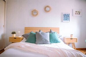 4 bedrooms, desk, iron/ironing board, WiFi