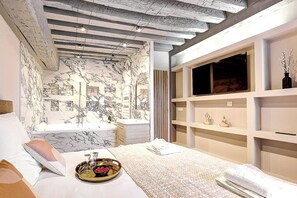 3 bedrooms, desk, iron/ironing board, Internet