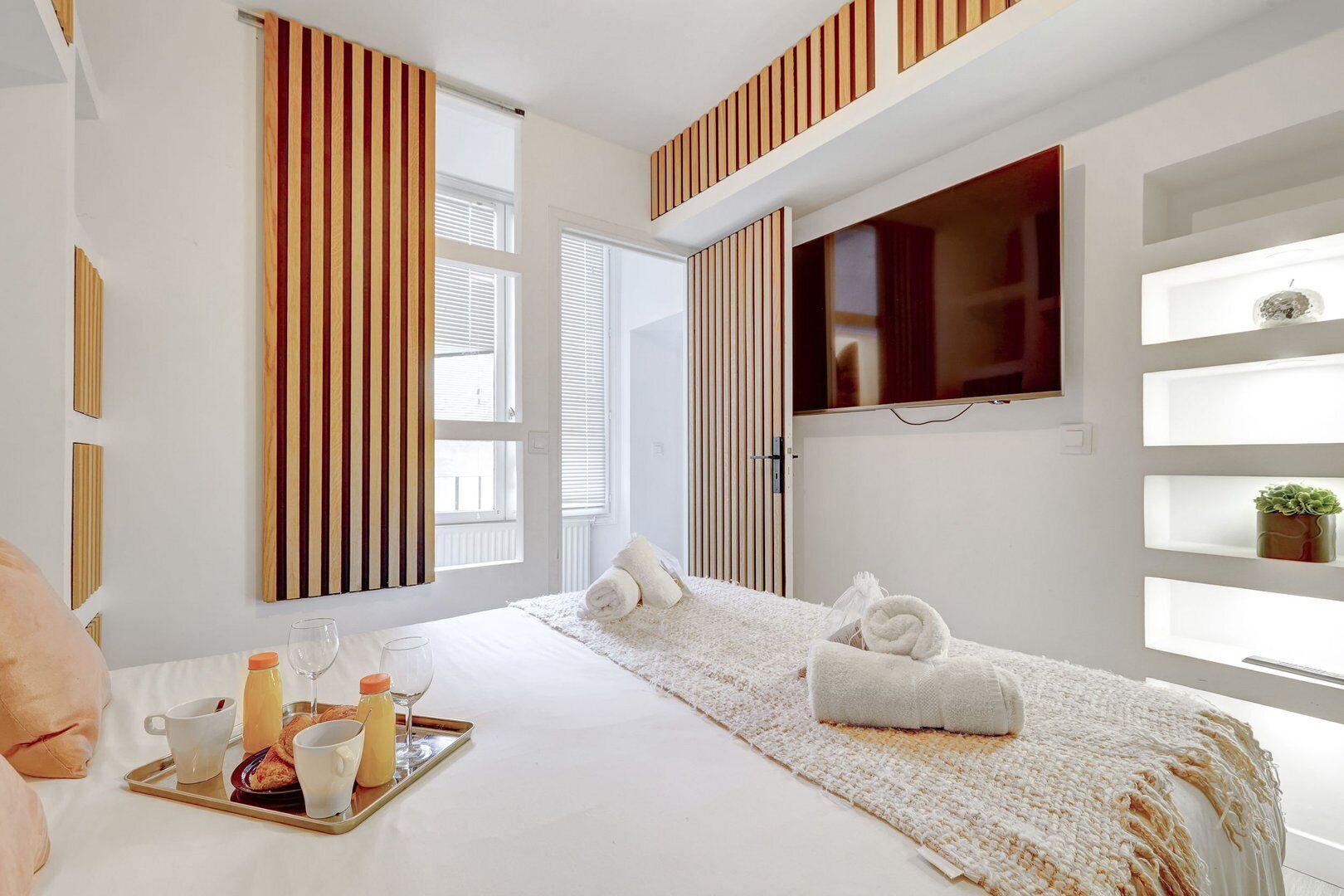 3 bedrooms, desk, iron/ironing board, internet