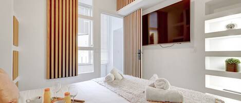 3 soverom, skrivebord, strykejern/-brett og internettilgang