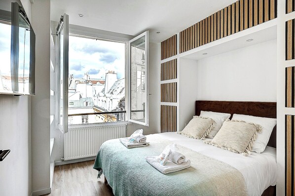 3 bedrooms, desk, iron/ironing board, Internet