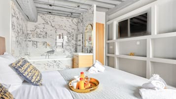 3 habitaciones, escritorio, tabla de planchar con plancha y internet