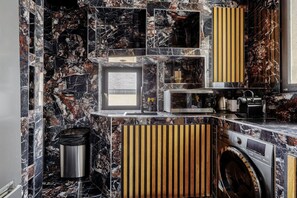 Kjøleskap, mikrobølgeovn, ovn og oppvaskmaskin