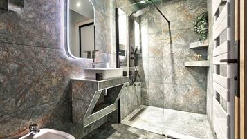 Douche, baignoire Ă jets, sĂšche-cheveux, serviettes fournies