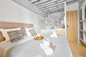 3 bedrooms, desk, iron/ironing board, Internet