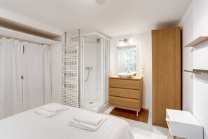 Dusche, Haartrockner, Handtücher