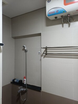 Habitación doble Elite | Baño | Tina con regadera, regadera tipo lluvia, secadora de cabello, bidet 