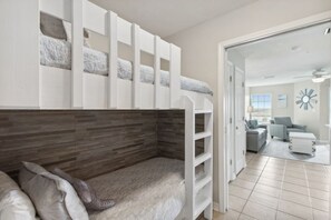 1 dormitorio, tabla de planchar con plancha, wifi y ropa de cama